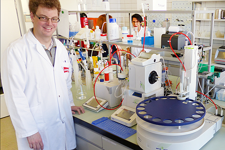 Figure 1: Mr. Kunz, the Quality Assurance Manager at RAMSEIER Suisse AG, and the measurement system comprising an InMotion™ Flex Autosampler, DM40 density meter, RX50 refractive index cell, and T90 titrator.
