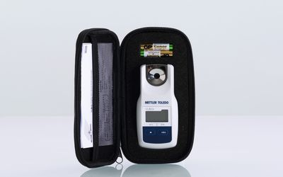 refratômetro de bolso em um caso