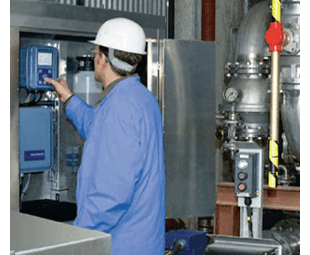 Technicien contrôlant un procédé chimique grâce à un transmetteur analytique