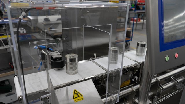 Food and beverage cans on a checkweigher