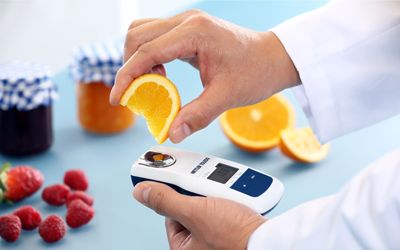Een handrefractometer gebruikt voor brixmetingen bij fruit